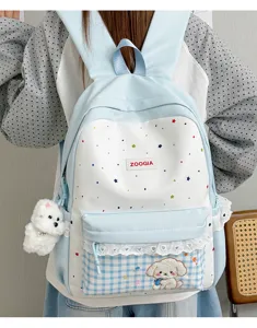 Detalle de mochila escolar de estrellas azul claro linda con bolsillo delantero peluche