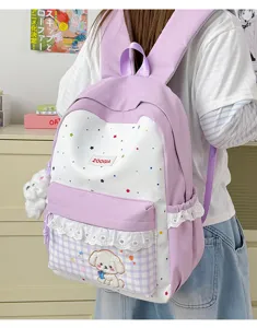Detalle de mochila escolar de estrellas, bolso violeta estético con cachorro.