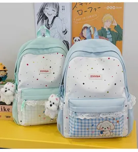 Detalle mochila escolar de estrellas con colgante de cachorro y bonito bolsillo de encaje.