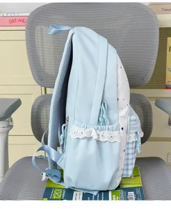 Mochila azul claro estilo dulce y bonito con ribete de encaje para estudiantes en el campus.