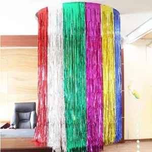 Dettaglio di tende a frange metallizzate colorate, perfette per matrimoni e feste.