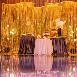 Vista dettagliata di una tenda di tinsel dorata da 2 metri perfetta come sfondo decorativo per feste.