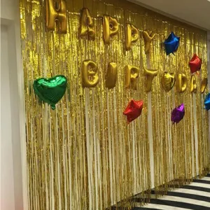 Tenda a frange con nastro dorato lucido per decorazioni di feste di compleanno e foto.