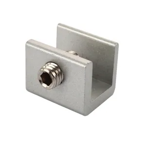 Aluminium raambegrenzer detailopname, veilige kinderslot voor schuiframen en deuren.