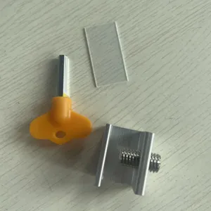 Gedetailleerd overzicht van raambegrenzer beslagaccessoires inclusief stelsleutel en schroefblok.
