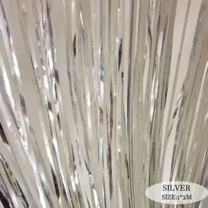 Dettaglio di tenda di festoni argentati con strisce metalliche per sfondo di feste.