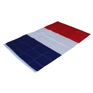 Vue détaillée du drapeau national français montrant la texture et les œillets en métal.