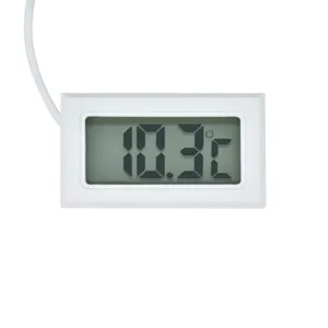 Primer plano detallado del termómetro digital empotrable blanco con pantalla LCD y cable.