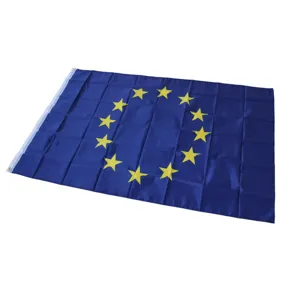 Λεπτομερής εικόνα σημαίας της Ευρωπαϊκής Ένωσης με μπλε ύφασμα και κίτρινα αστέρια.