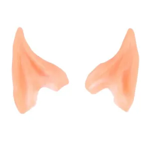Detailansicht hautfarbener Latex Elfenohren als Halloween Party Cosplay Verkleidungsrequisiten.