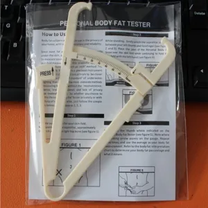 Detail van de huidplooimeter met duidelijke 0-70mm schaalverdeling en instructiekaart.