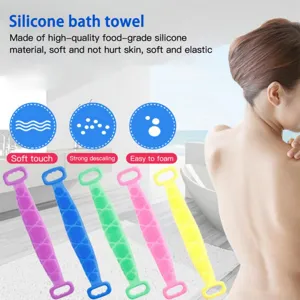 Détail de serviette de bain en silicone de 60 cm avec picots de massage et doubles poignées.
