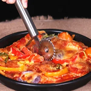 Tagliapizza a doppia testa in acciaio inox con rullo e rotella per dettaglio cucina