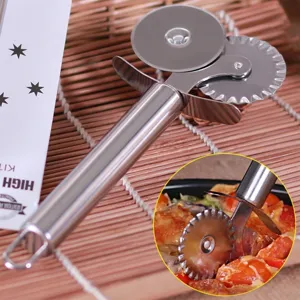 Tagliapizza doppio in acciaio inossidabile con lame lisce e seghettate per uso in cucina.