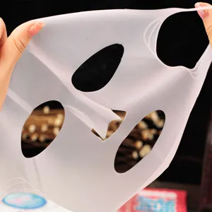Vista dettagliata della maschera facciale in silicone riutilizzabile e traslucida per la pelle.