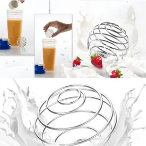 Boule de mélange en fil d'acier inoxydable pour shaker, détail avec effet de lait.