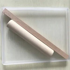 Plateau a nougat en plastique et rouleau en bois detail, ideal outil DIY de cuisine.