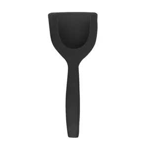 Gedetailleerde close-up van de zwarte nylon 2-in-1 keukenspatel en eieromdraaier.