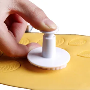 Detail van de bladveer koekjessnijder in gebruik op deeg voor mooie bakdecoratie en taarten.