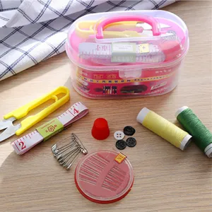 Boîte de kit de couture portable double couche avec outils, ciseaux, fils et ruban à mesurer.
