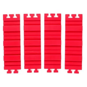 Flexible silikon kuchenform detailansicht, vierteiliges set rote backform mit verbindungsrand.