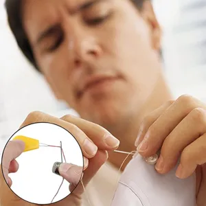 Vista dettagliata dell'infilatore per aghi e strumenti di cucito a mano per riparazione.