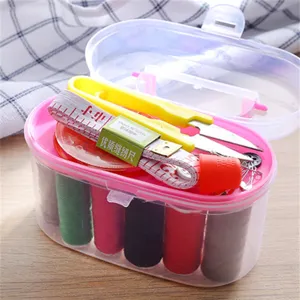 Kit de boîte à couture domestique portable avec fil coloré, ciseaux et ruban à mesurer.