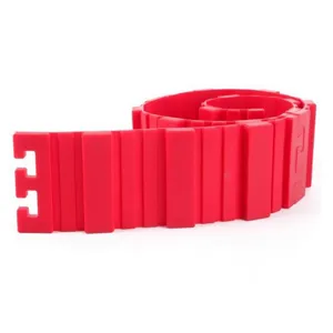 Roter Silikon-Backstreifen für DIY-Kuchen, flexible, ineinandergreifende Detailansicht.