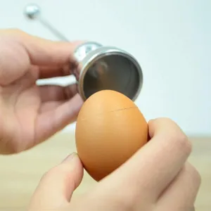 Edelstahl Eierknacker Detailansicht zeigt den Mechanismus und das einfache Aufschneiden.