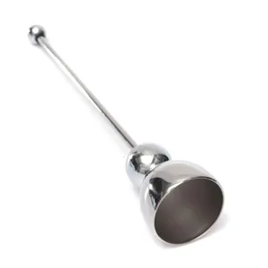 Detailansicht des Eierschneider aus Edelstahl mit glänzender Metallkugel und praktischem Becher.