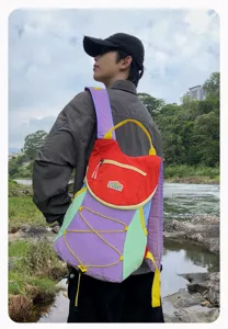 Vista detallada de la mochila casual para exteriores con diseño colorido y gran capacidad.