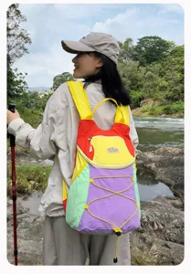 Mochila de exterior colorida para mujer, bolso de viaje de nailon estilo dopamina para senderismo.