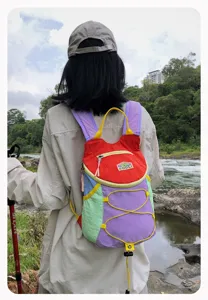 Vista detallada de la mochila de senderismo colorida con un diseño moderno y correas.
