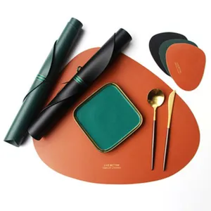 Modernes, unregelmäßiges PVC-Leder-Tischset mit Untersetzern und goldenem Besteck.