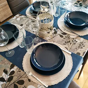 Runde geflochtene Baumwollgarn-Tischmatte für Esszimmertisch, minimalistische Tischdeko.