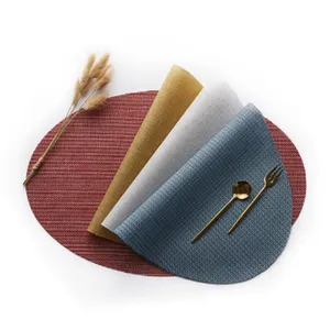 Lot de quatre sets de table ovales en PVC tissé aux couleurs vives, tapis isolants pour repas.