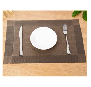 Set de table tissé en PVC vue de détail avec texture fine et isolation thermique.