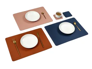 Dettagli del set da tavola in pelle, tovagliette impermeabili e termoisolanti con sottobicchieri.
