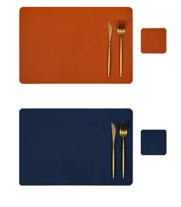 Set di tovagliette e Sottobicchieri in pelle bifacciale con posate dorate per decorare la tavola.