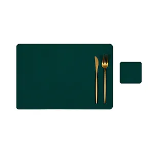 Tovaglietta in pelle verde scuro impermeabile rettangolare con posate e sottobicchiere.