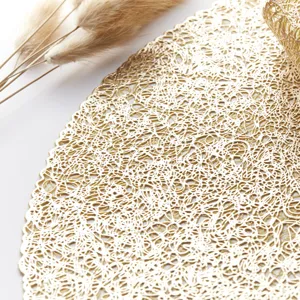 Goldener runder PVC Tischset hohles geflochtenes hitzebeständiges Esszimmerdeckchen.