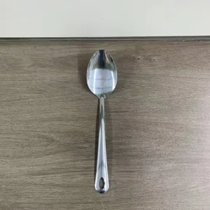 Edelstahllöffel Detail, hochwertige Kochutensil mit Aufhängeloch für Küche und Haushalt.