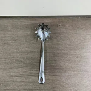 Edelstahl Nudelheber Detail mit nahtlosem Design und glänzend polierter Oberfläche.
