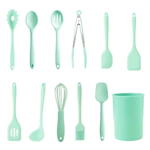 Detailansicht des mintgrünen Silikon Küchenhelfer Set mit mini Spatel Löffel und Schneebesen.