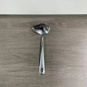 Edelstahl Suppenkelle mit Ausguss und praktischer Aufhaengung fuer Kueche Kochen.