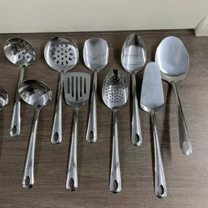 Edelstahl Küchenhelfer Set Detailansicht mit verschiedenen Löffeln und Pfannenwendern.