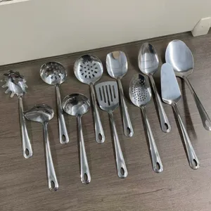 Edelstahl Küchenhelfer Set mit Suppenlöffeln, Pfannenwendern und Kochlöffeln für die Küche.