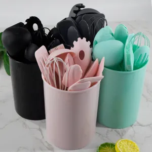 Mini Silikon Küchenutensilien Set, hitzebeständiger Pfannenwender und Schneebesen.