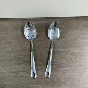 Edelstahl Schaumlöffel und Suppenlöffel Set, Draufsicht auf Küchen Kochgeschirr Utensilien.
