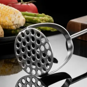 Schiacciapatate da cucina in acciaio inossidabile con impugnatura ergonomica e foro.